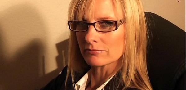  Dirty blond Secretary want to have fun